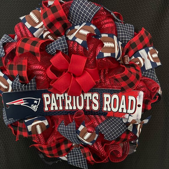 New England Patriots Deco Mesh Wreath - Picture 1 of 2
